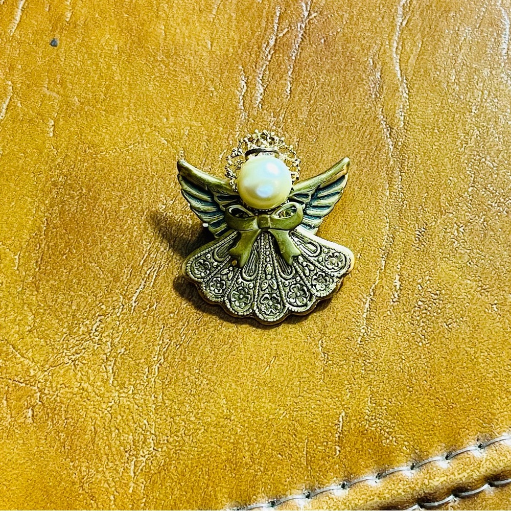 VTG 1990s gold tone angel brooch with faux pearl face